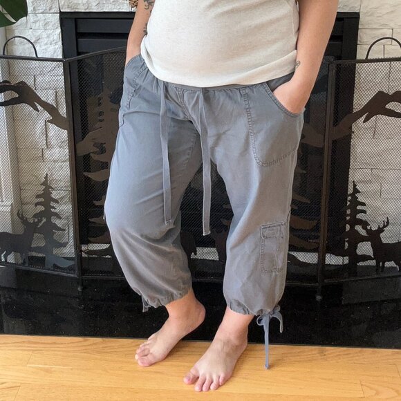 LIZ LANGE- Maternity Gray Cargo Capri's Size Large - Picture 1 of 12